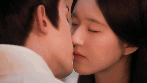 В сеть слили страстную сцену поцелуя У Лэя и Чжоу Юй Тун из дорамы "Ничего, кроме любви"